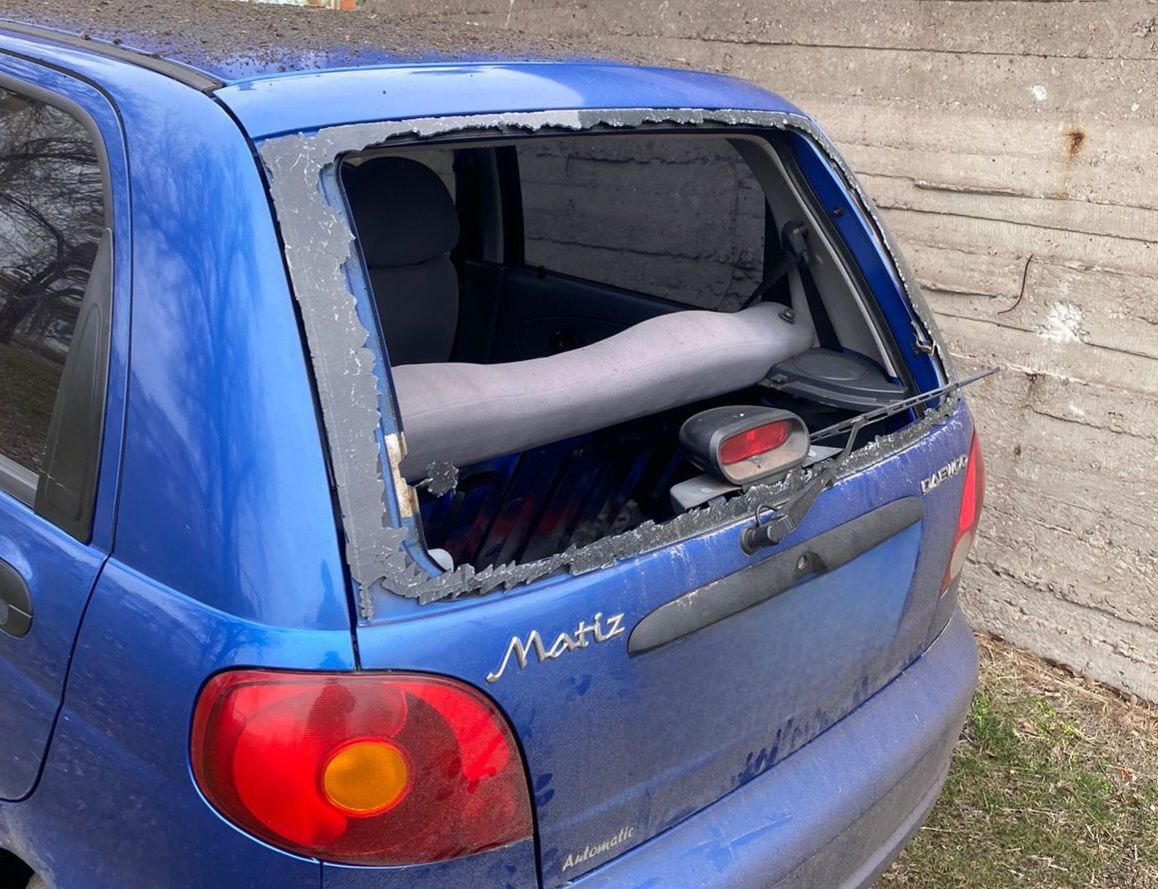 Понівечене через ворожу атаку авто