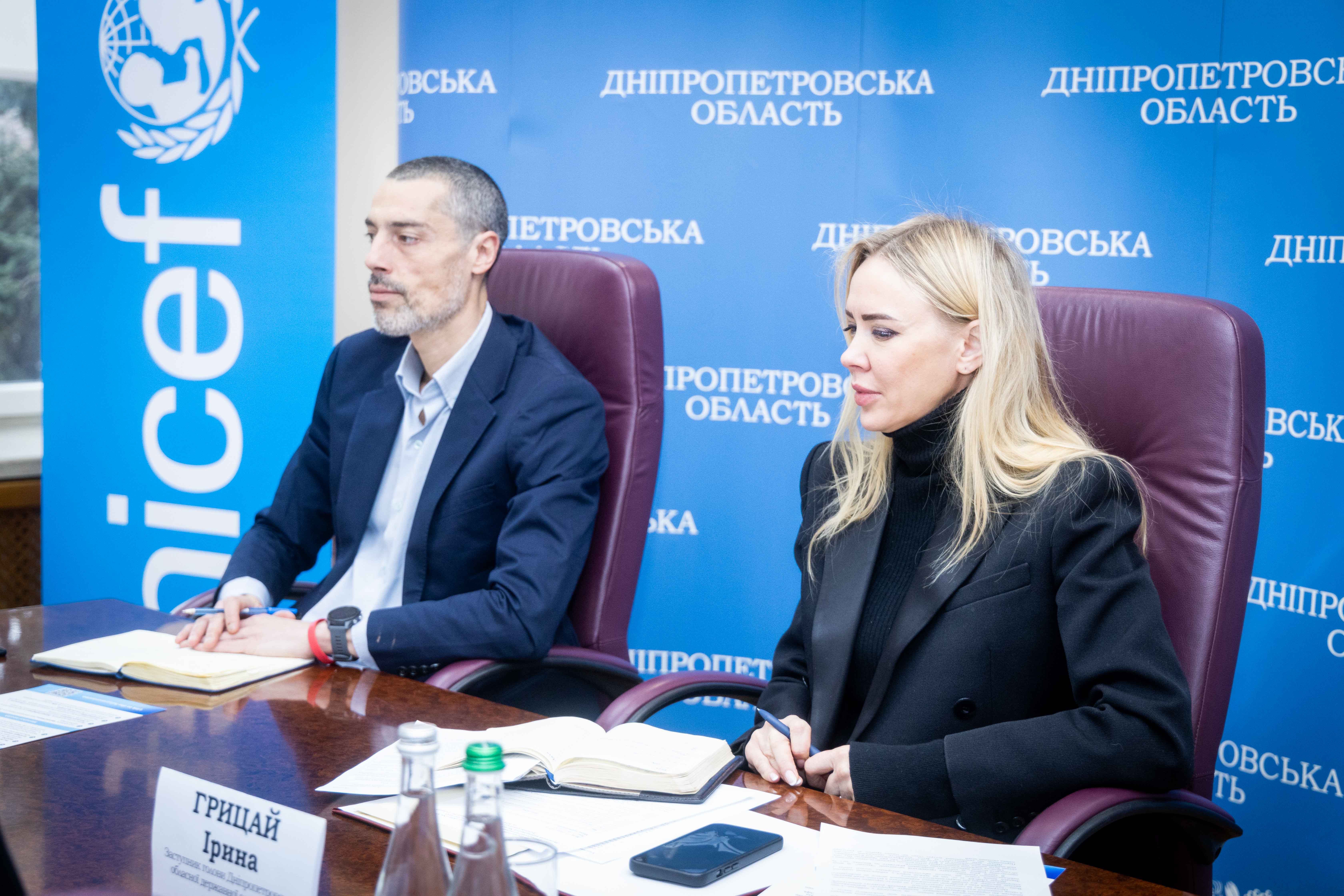 Заступник начальника Дніпропетровської ОВА Ірина Грицай та керівник Дніпропетровського польового офісу ЮНІСЕФ Пабло де Паскуаль