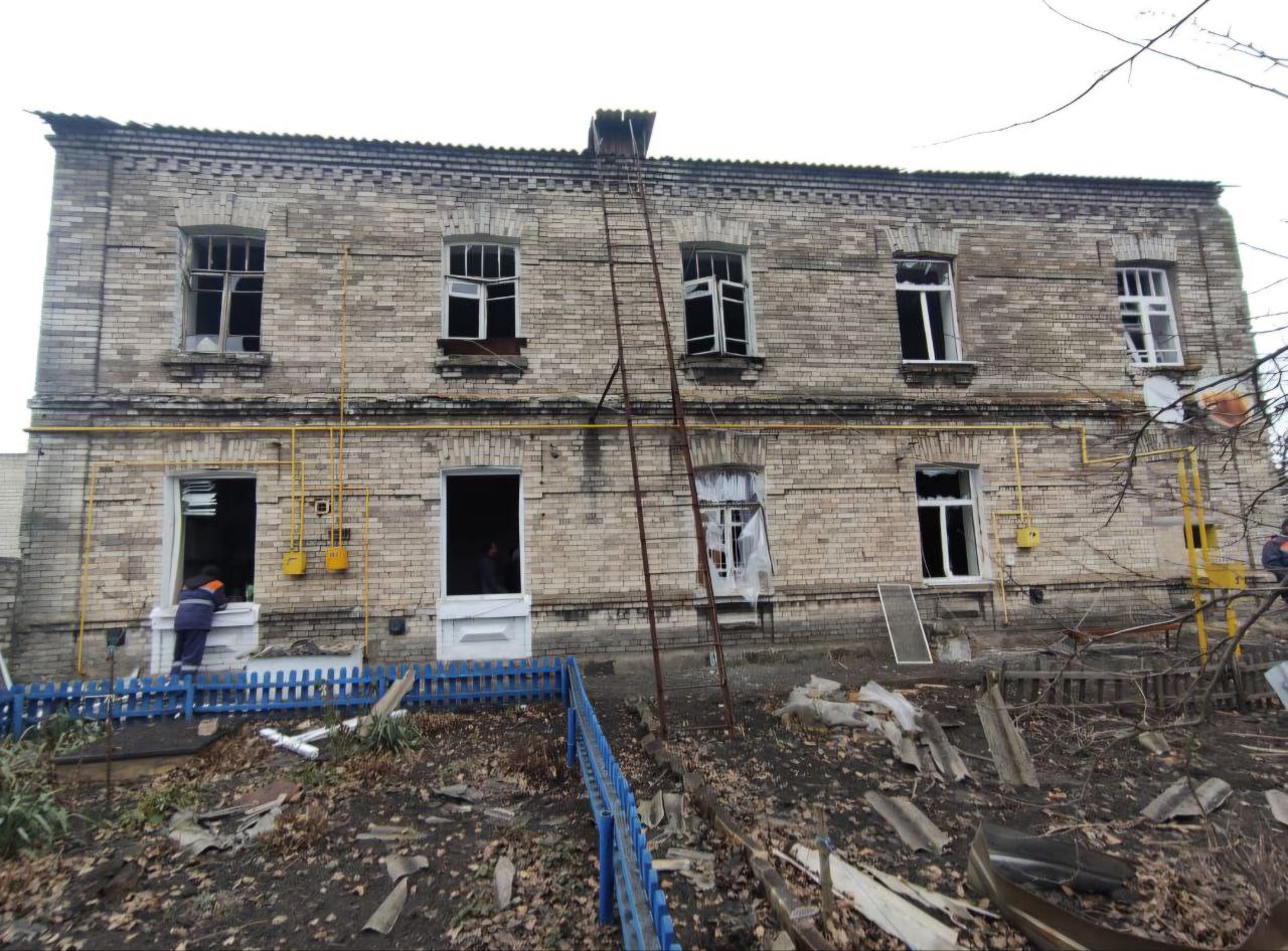 Понівечений багатоквартирний будинок