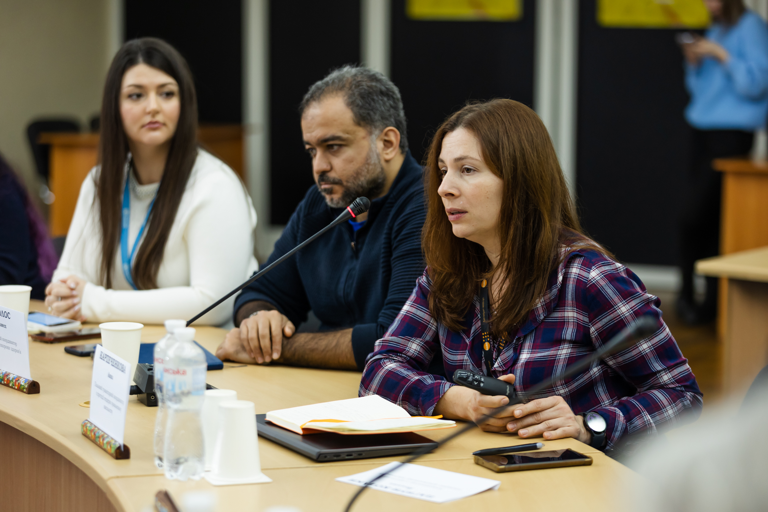 У залі триває обговорення нагальних питань 