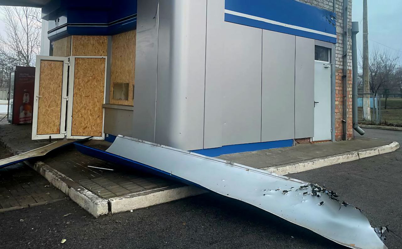 Понівечена внаслідок ворожої атаки АЗС на Нікопольщині