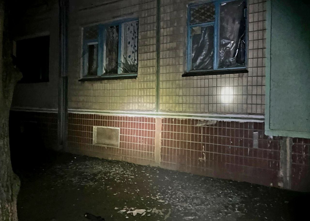 У багатоповерхівці побиті вікна 