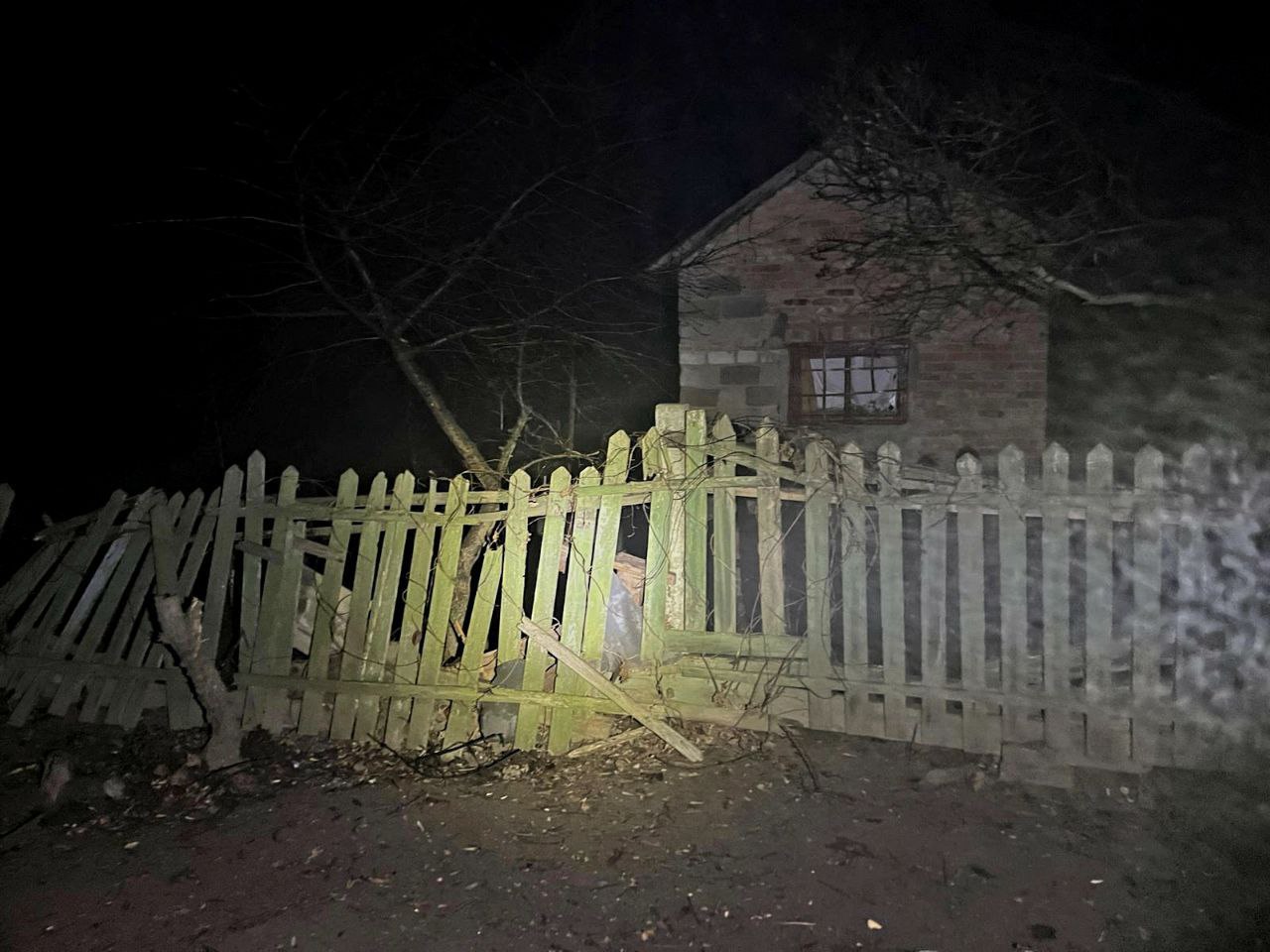 Понівечений паркан