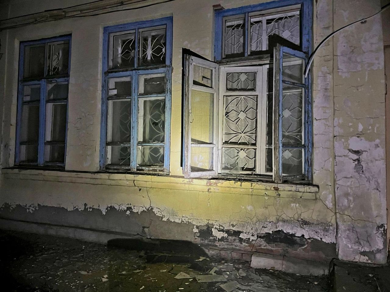 Побиті вікна у будівлі