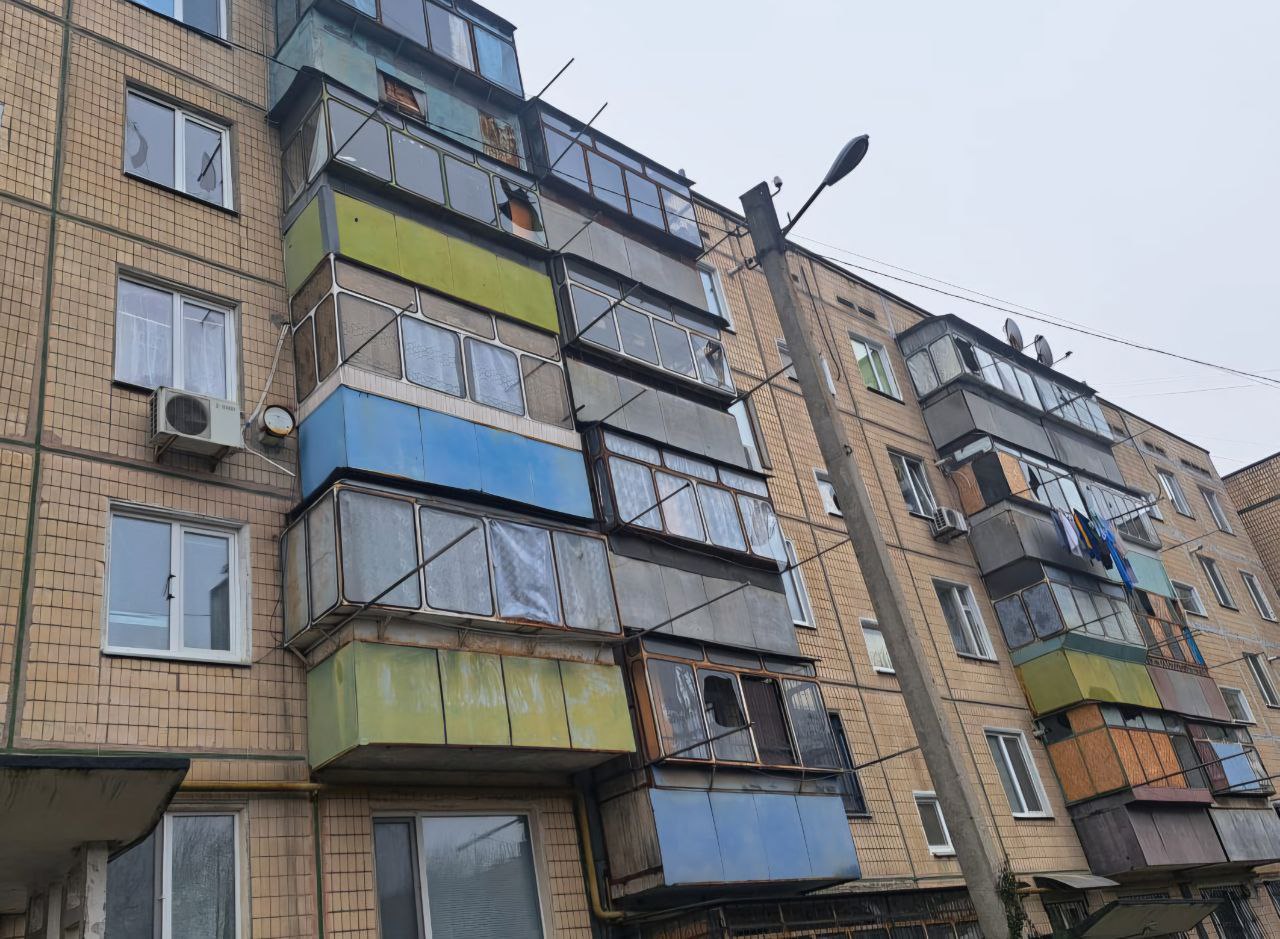 У п'ятиповерхівці побиті вікна