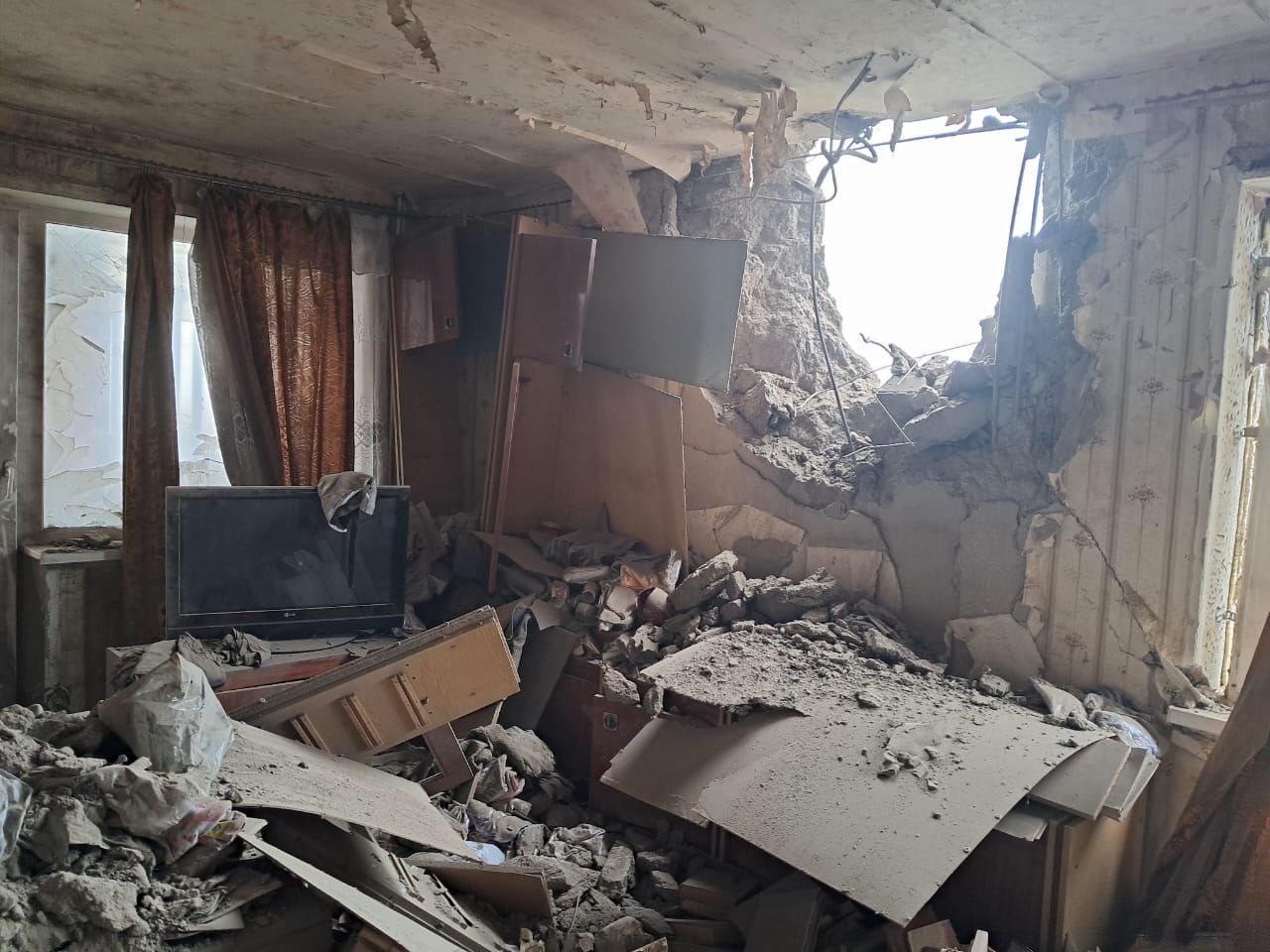 У квартирі проломлена стіна, вся кімната потрощена