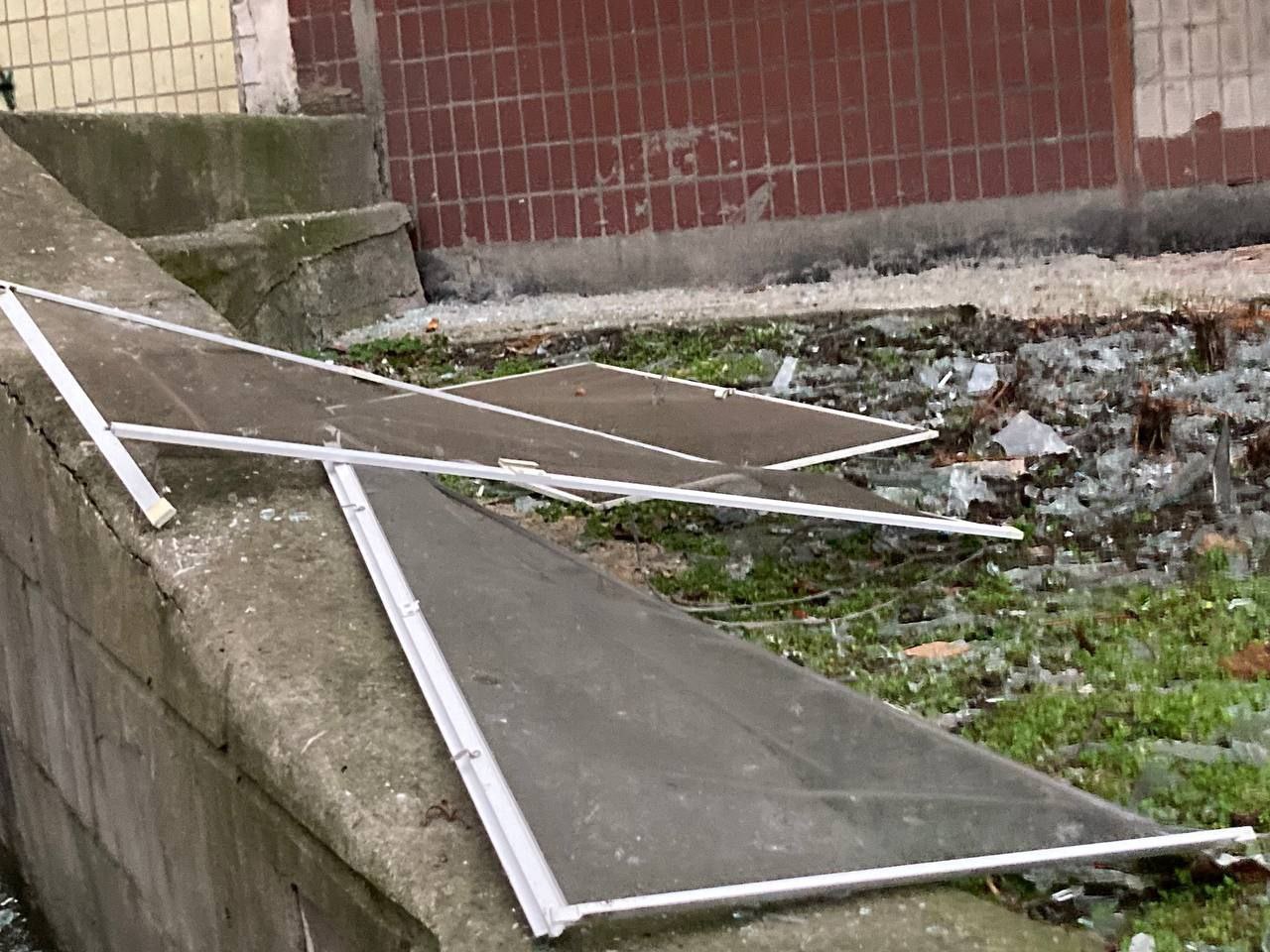 Уламки вікон лежать на подвір'ї будинка