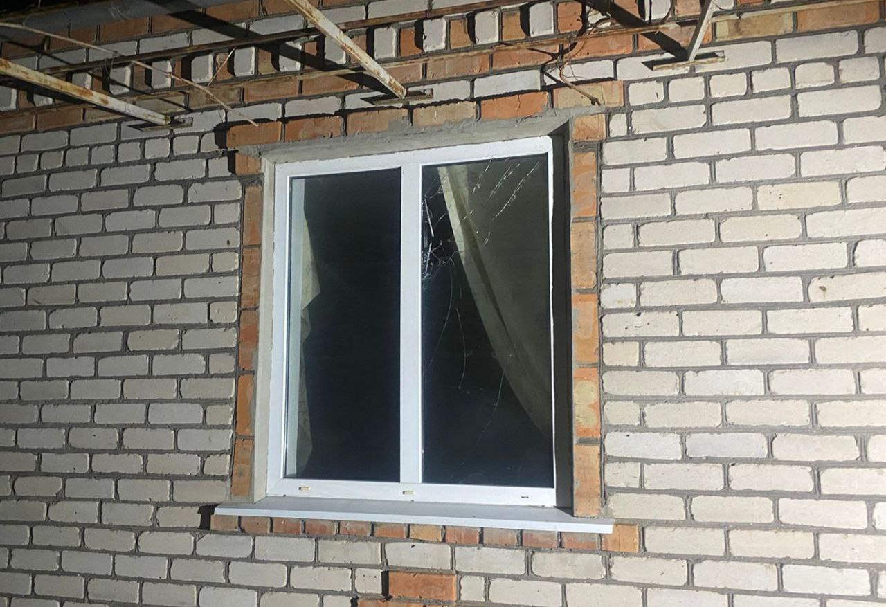 Побите вікно