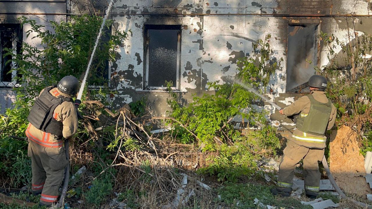 Рятувальники приборкують пожежу в будинку