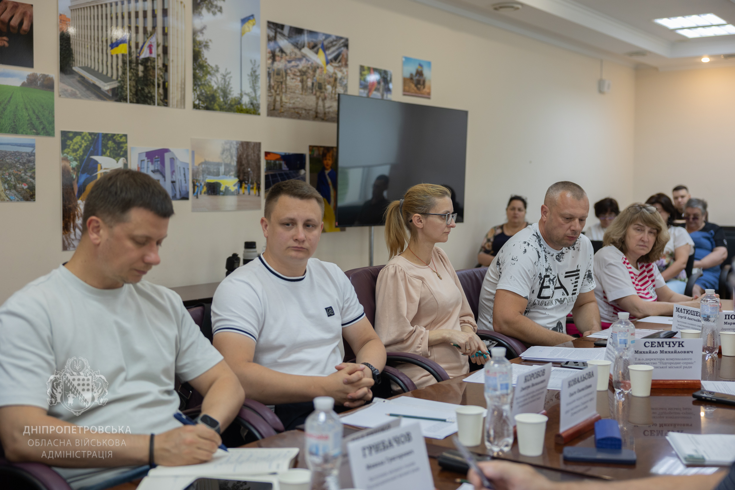 Учасники зустрічі слухають спікера