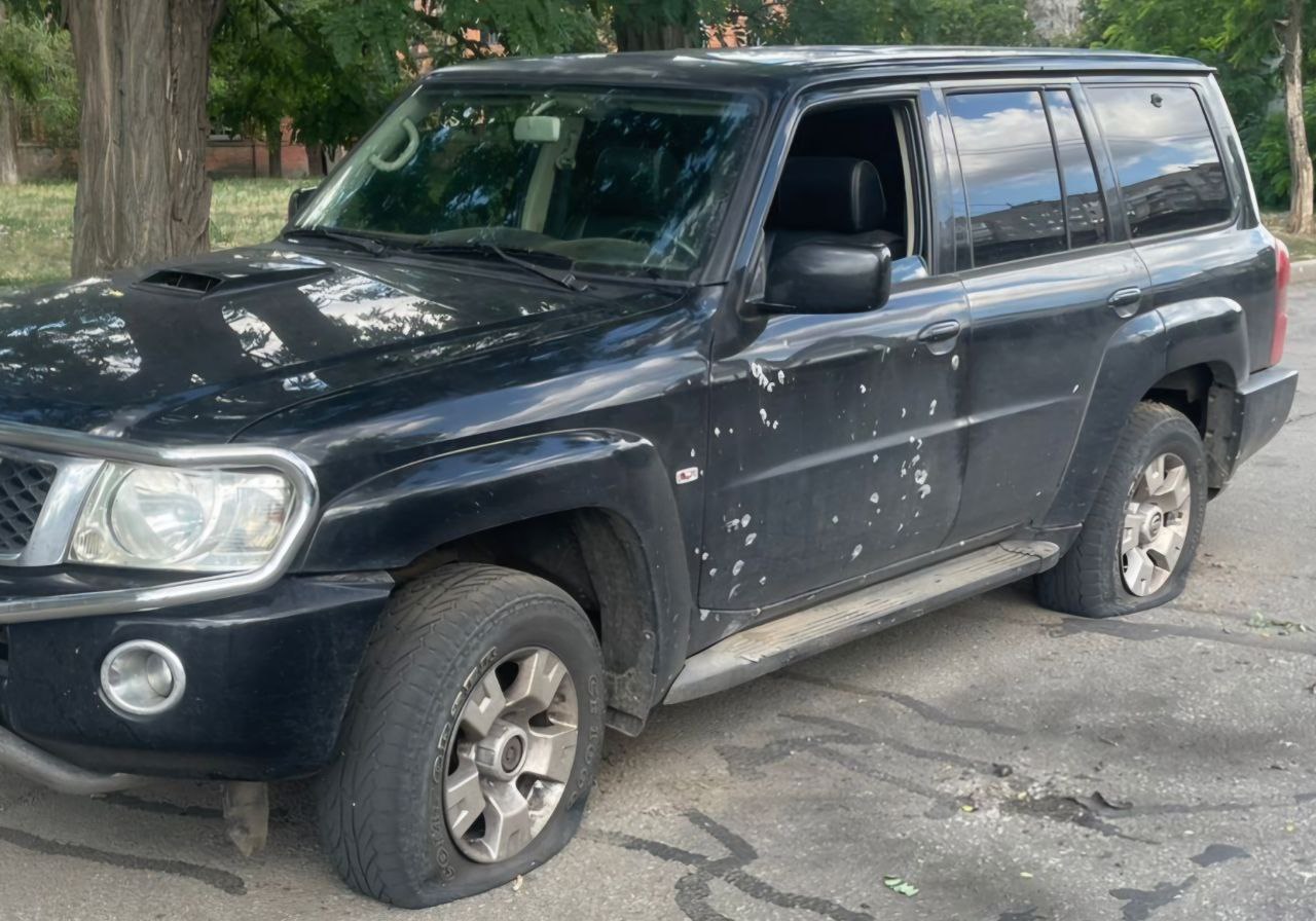 Побита уламками автівка