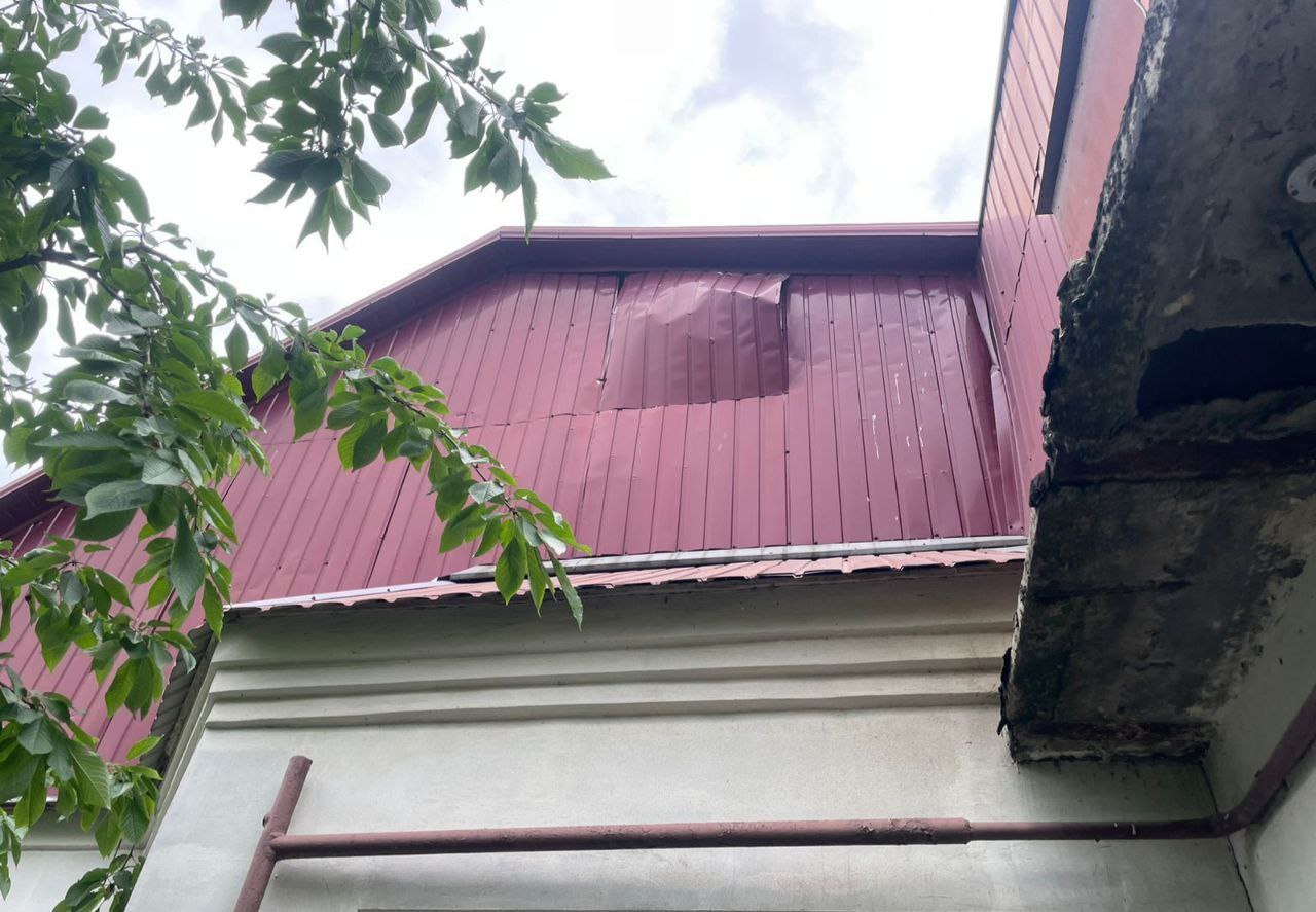 У приватному будинку понівечений дах