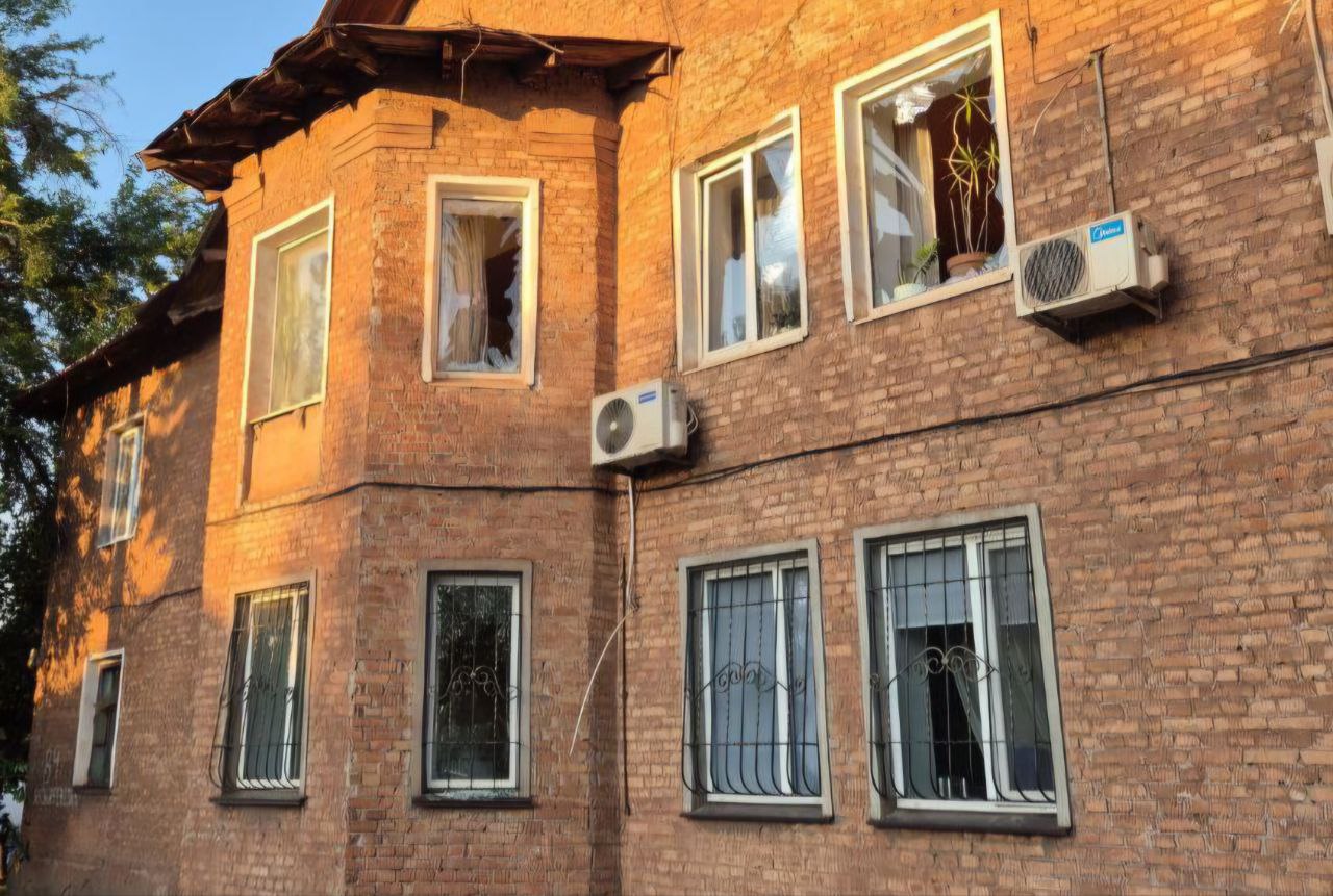 У багатоквартирному будинку в Кривому Розі побиті вікна 