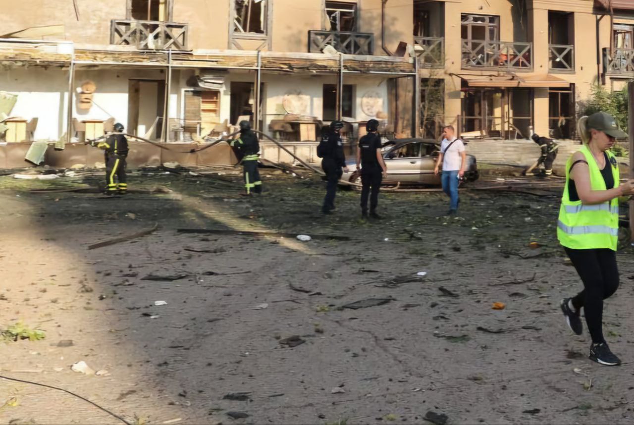 Рятувальники ліквідують наслідки атаки на місто 