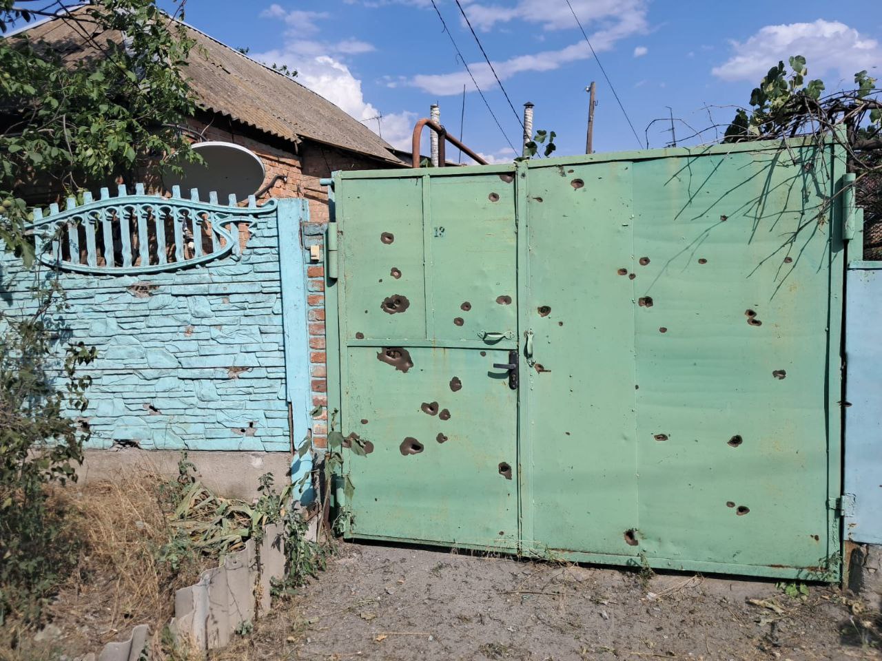 Понівечені уламками ворота