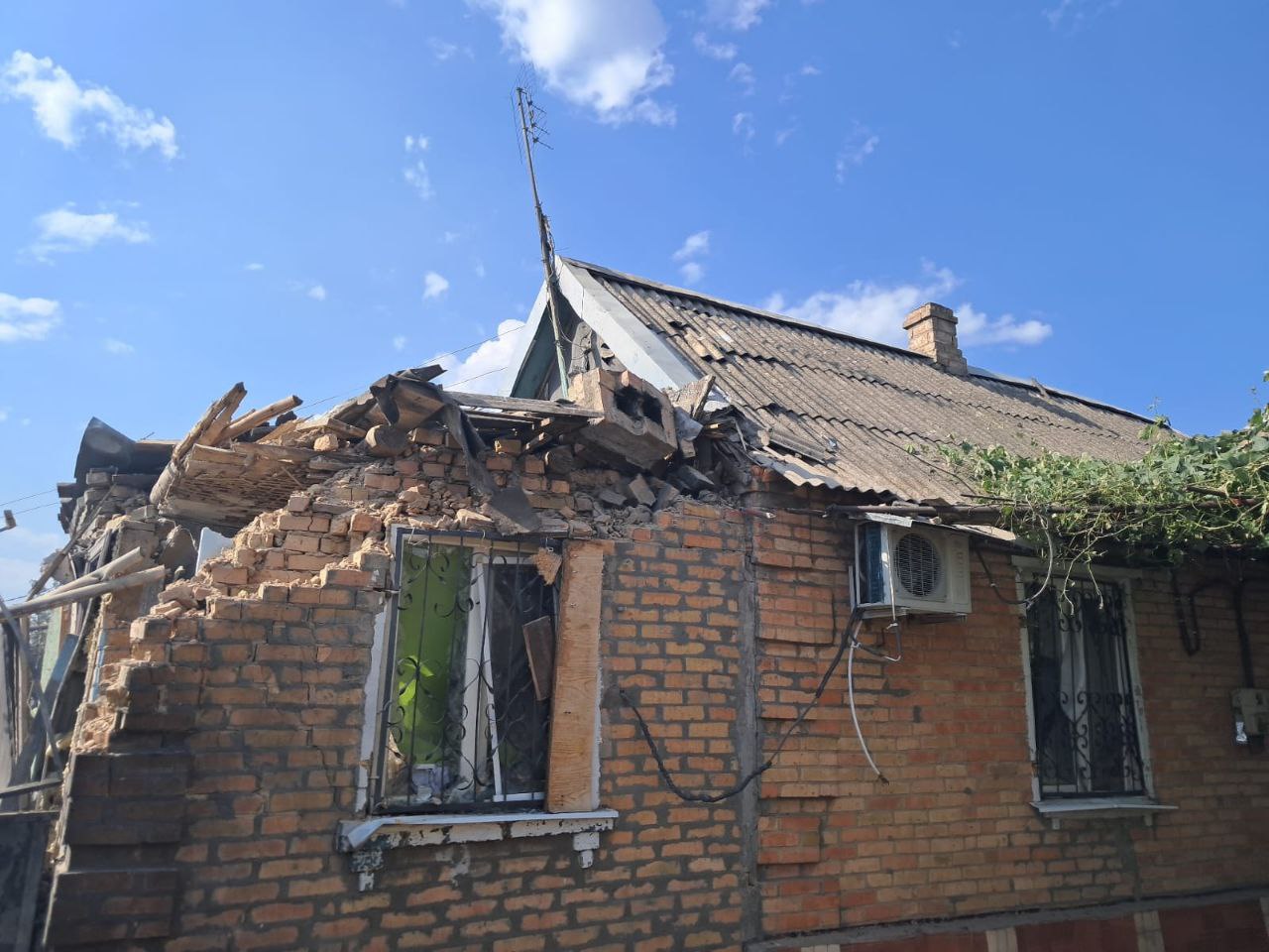 У приватній оселі пробиті стіна і дах