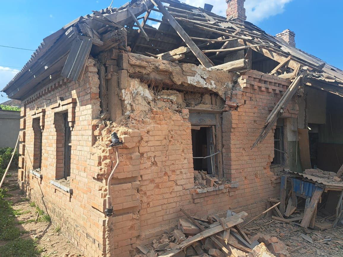 У будинку потрощені дах та вікна