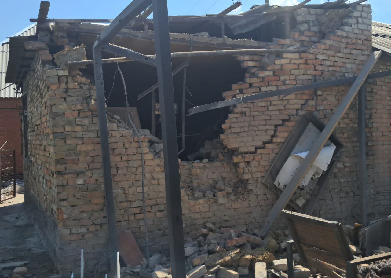У будівлі проломлена стіна