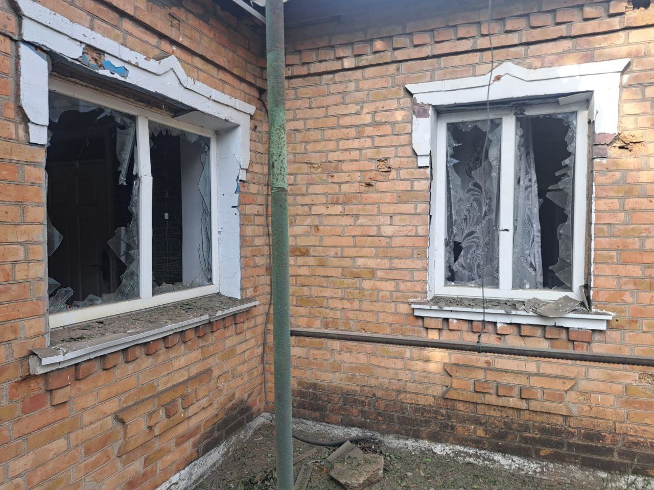 Розбиті вікна в хаті