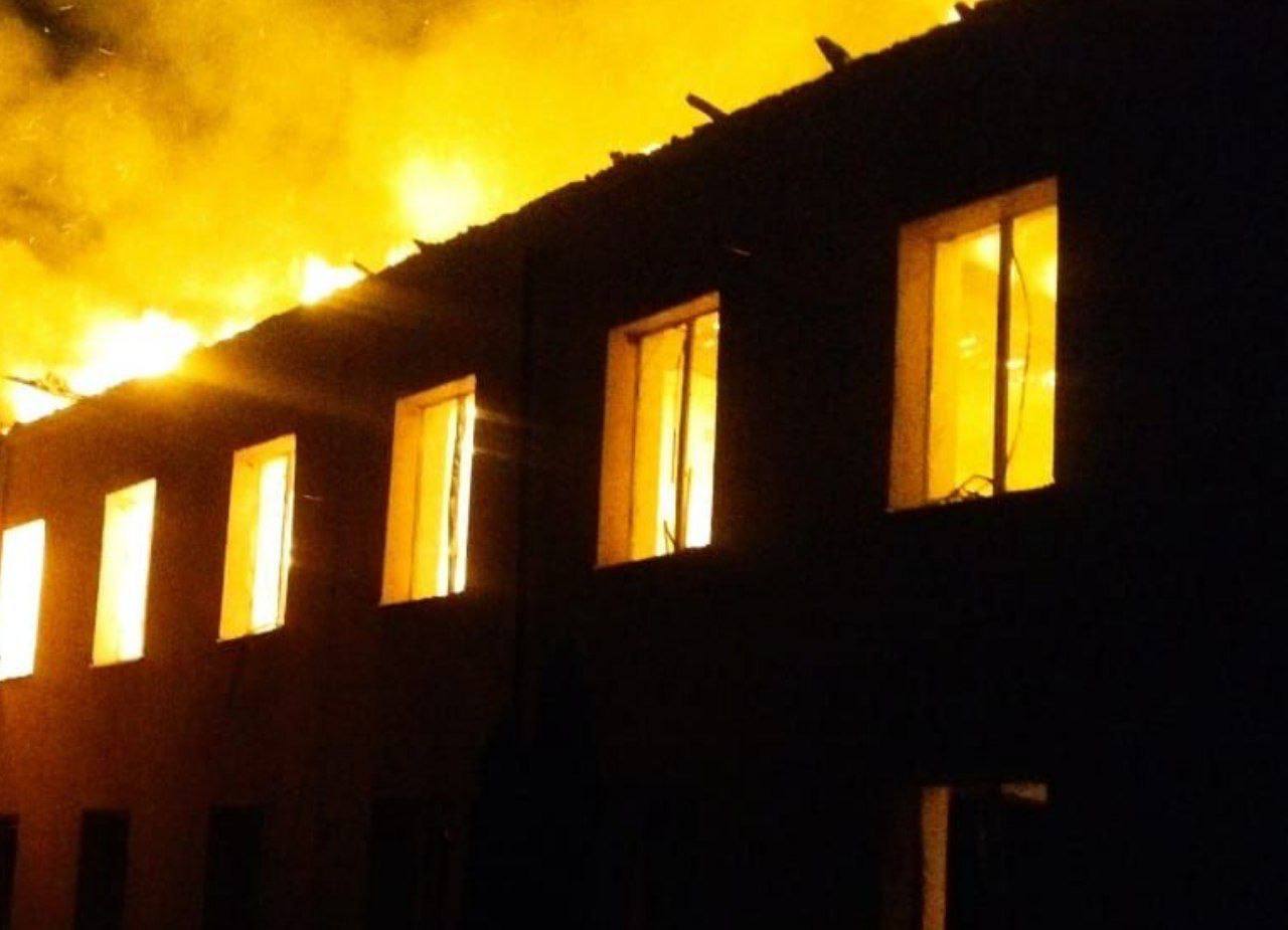 Після атаки ліцей охопило вогнем
