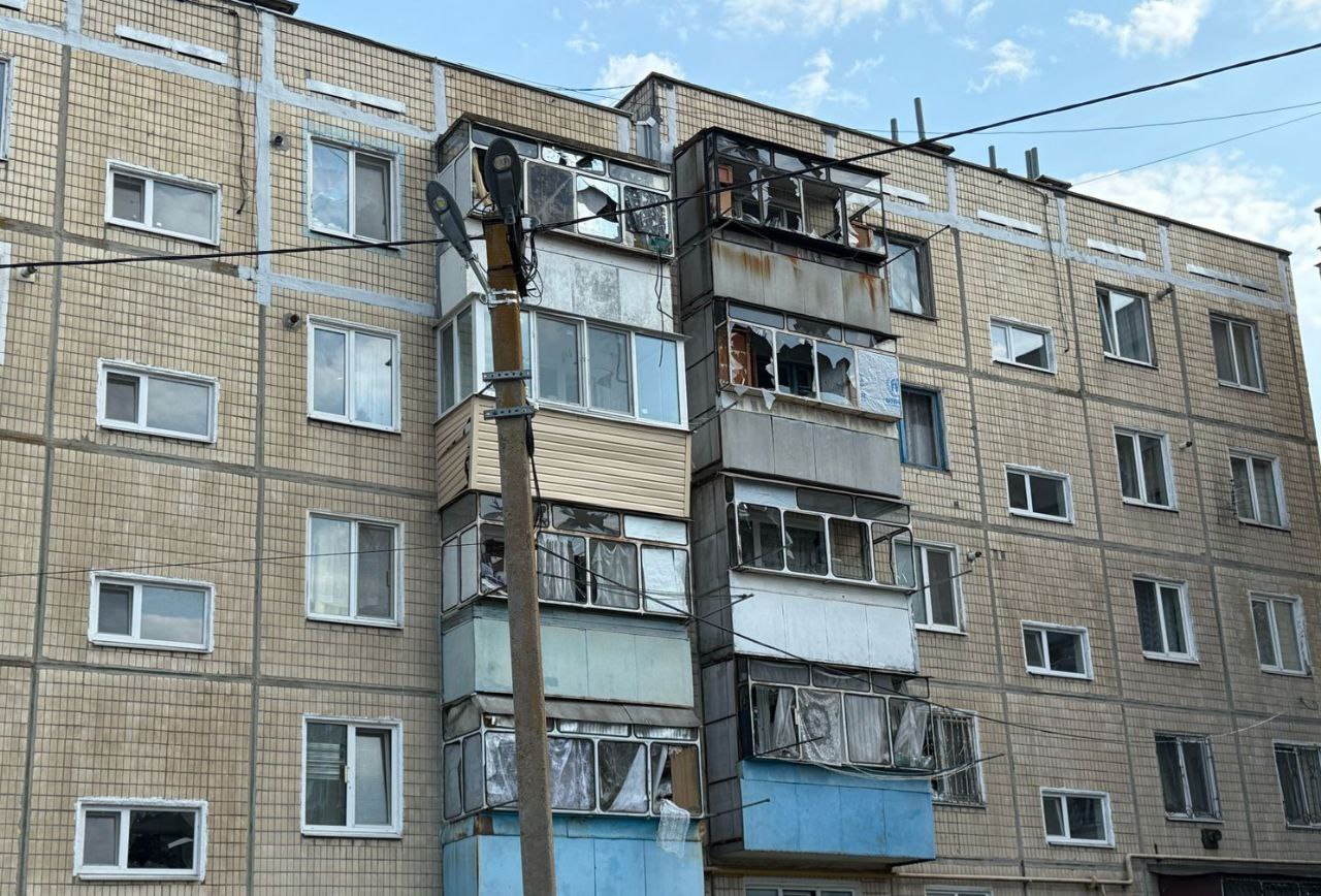 У багатоповерхівці побиті вікна 