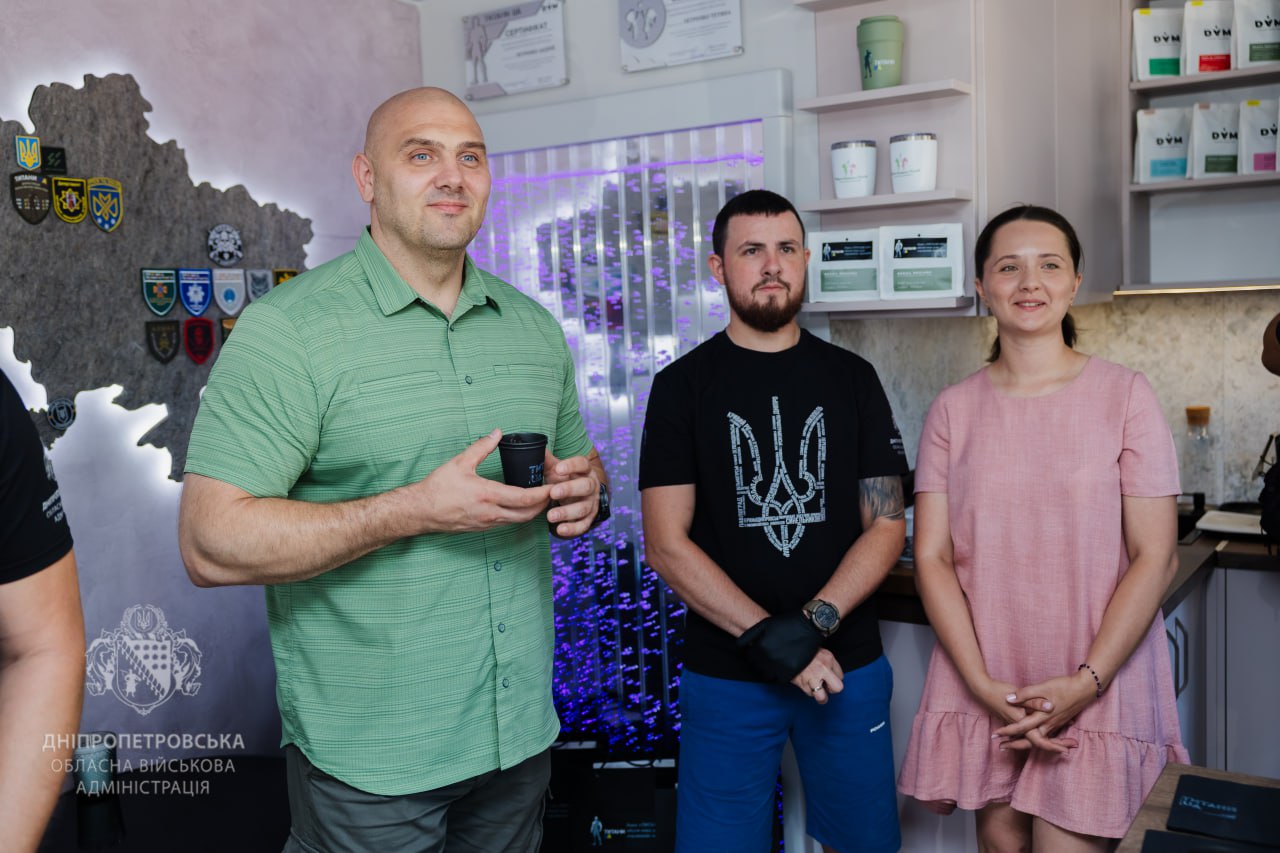 Очільник області Сергій Лисак разом з працівниками кав’ярні – ветераном Андрієм та його дружиною