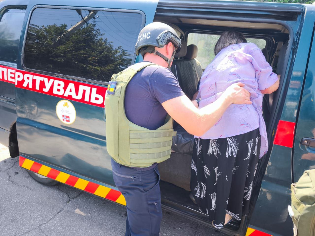 Надзвичайник допомагає постраждалій жінці 