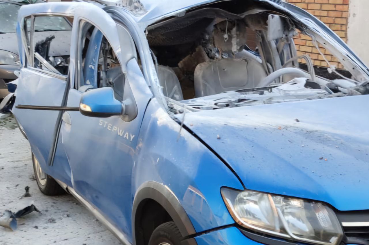 Легковик, що через атаку зазнав серйозних пошкоджень