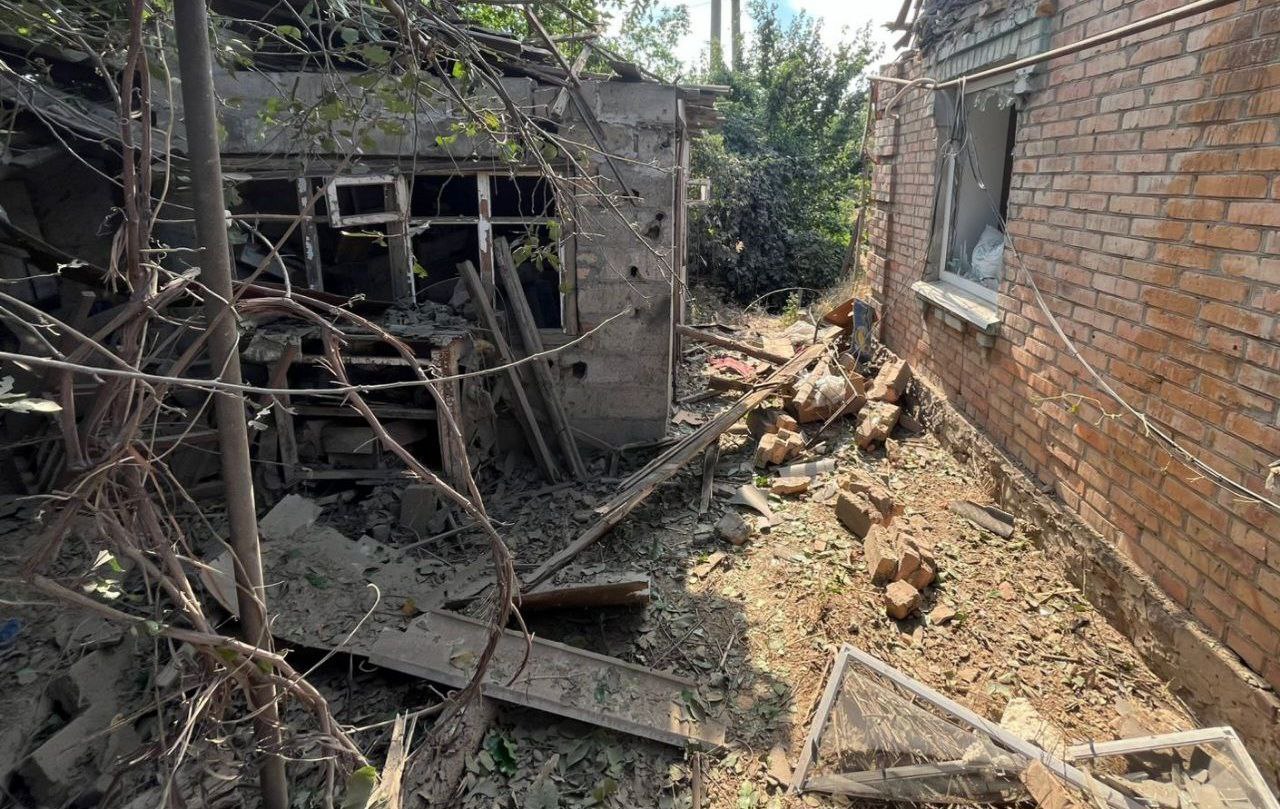 Все подвір'я - в уламках цегли, скла та дошок
