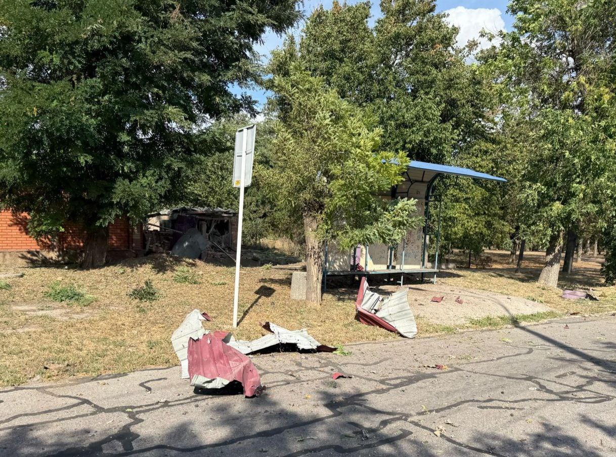 Пошкоджена зупинка громадського транспорту на Нікопольщині. 