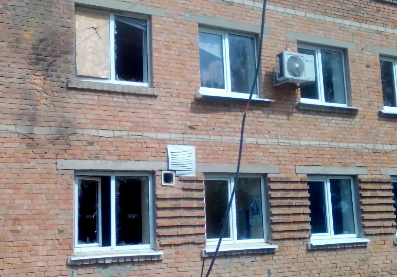 У будівлі побиті вікна