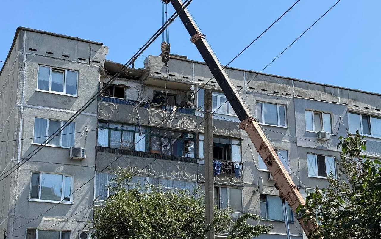 Понівечена через ворожу атаку п'ятиповерхівка у Парлограді