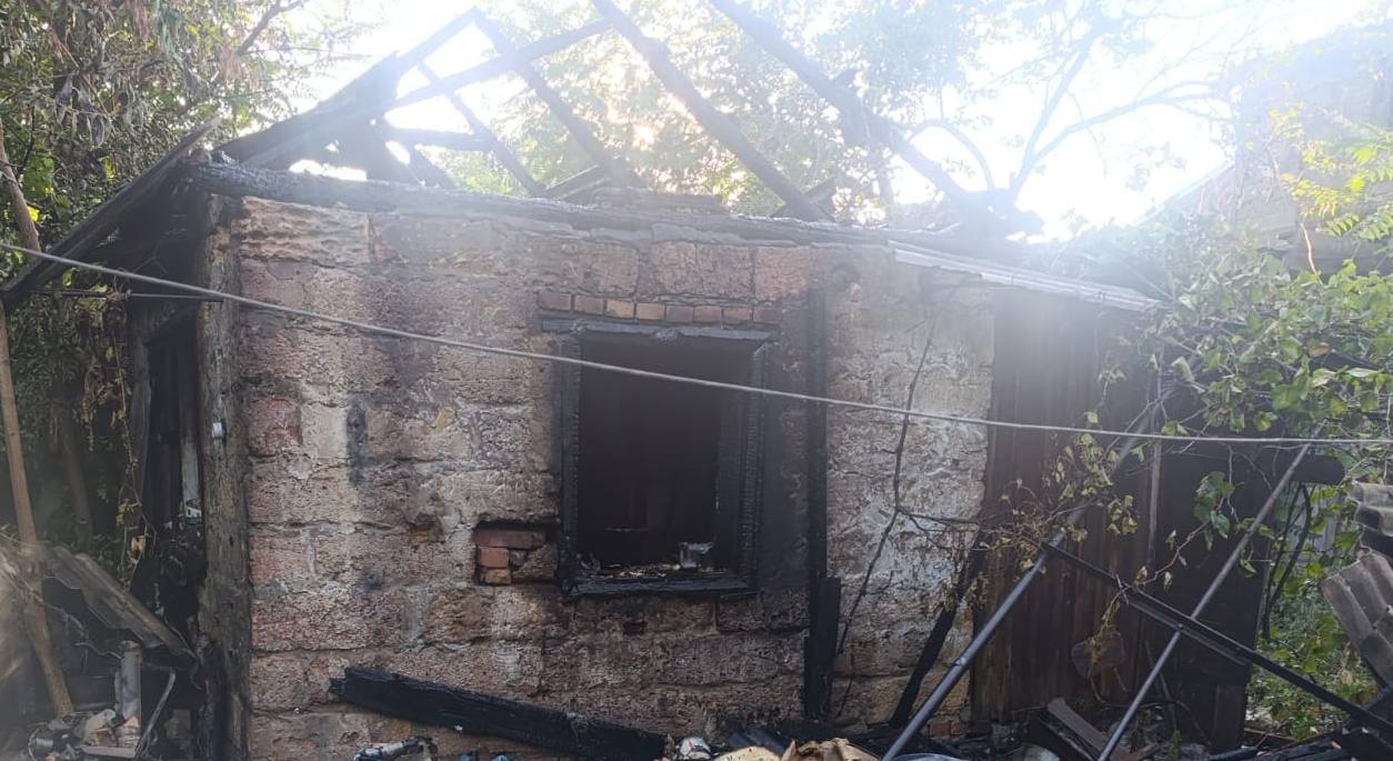 Гараж, що зайнявся через ворожу атаку