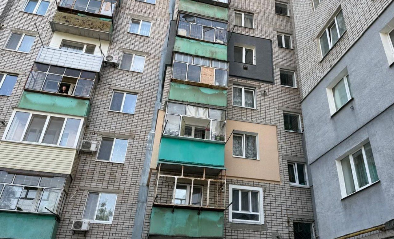 Подекуди у багатоквартирному будинку биті вікна після атаки