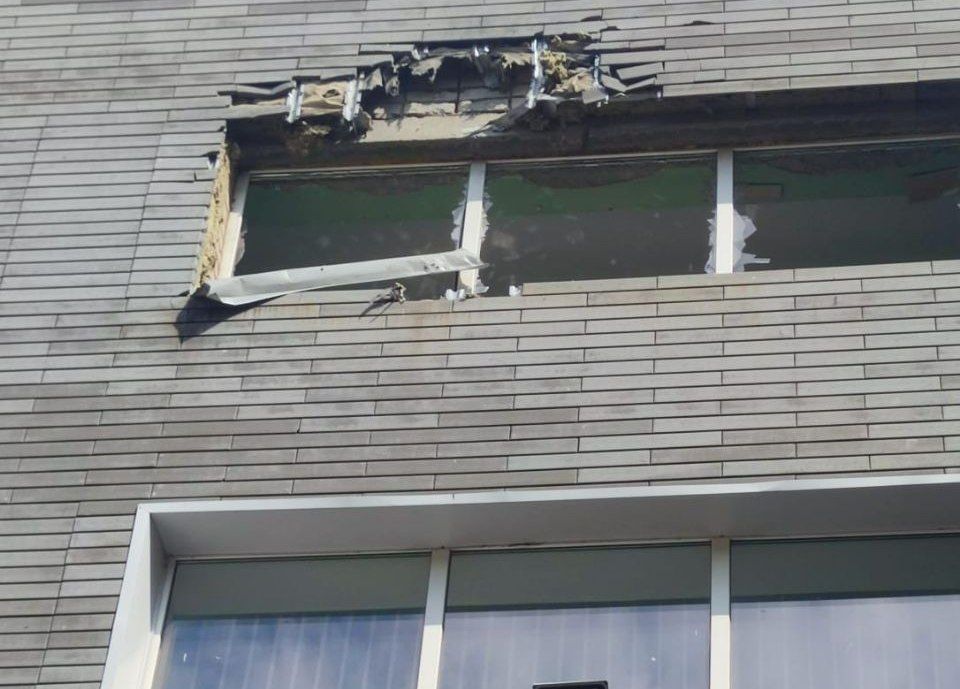 Пошкоджений фасад гуртожитку одного з закладів освіти на Нікопольщині