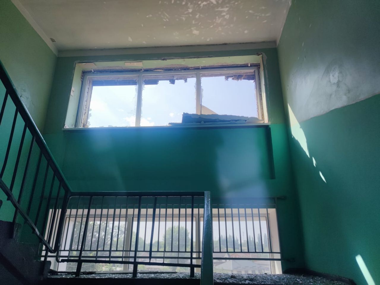 У ньому потрощене також віконне скло