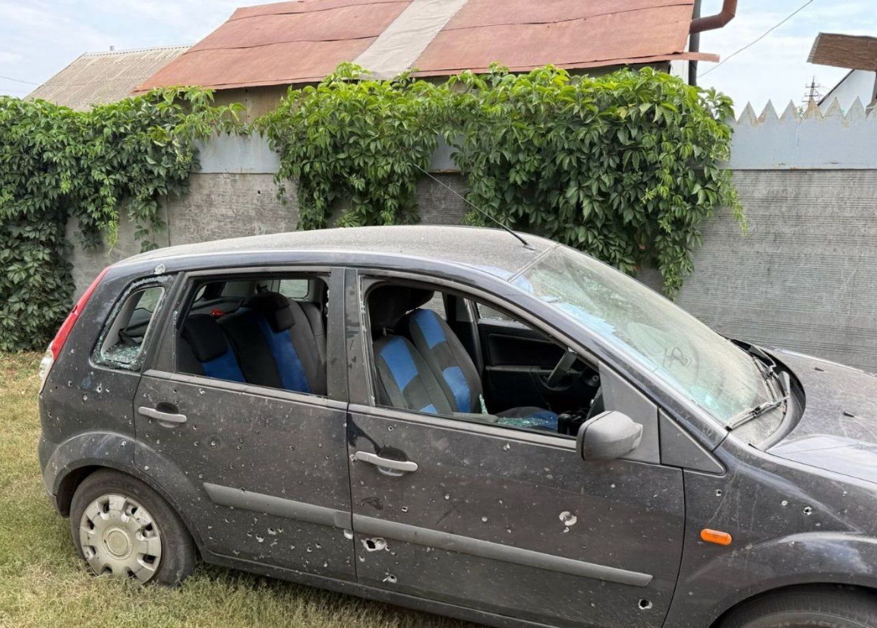 Припарковане біля приватного будинку авто побите після удару росіян