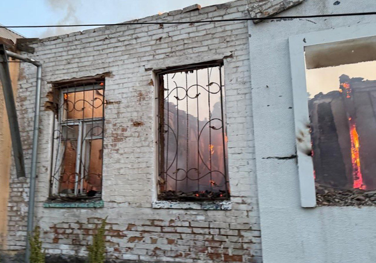Пожежа у будівлі, що сталася через атаку 
