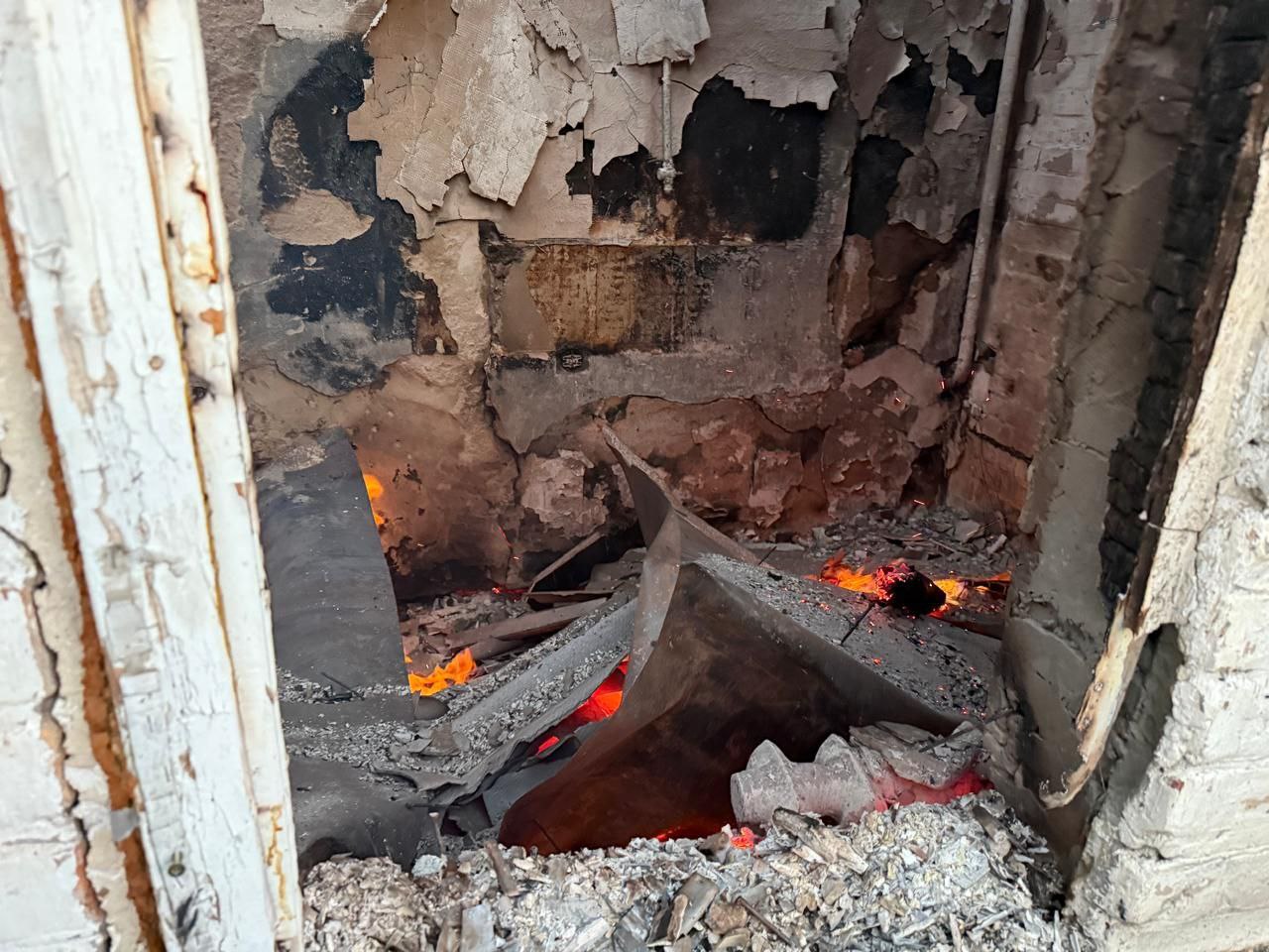 Тліє вогонь у будівлі, де виникла пожежа 