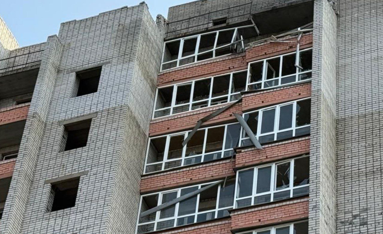Пошкоджена багатоповерхова будівля