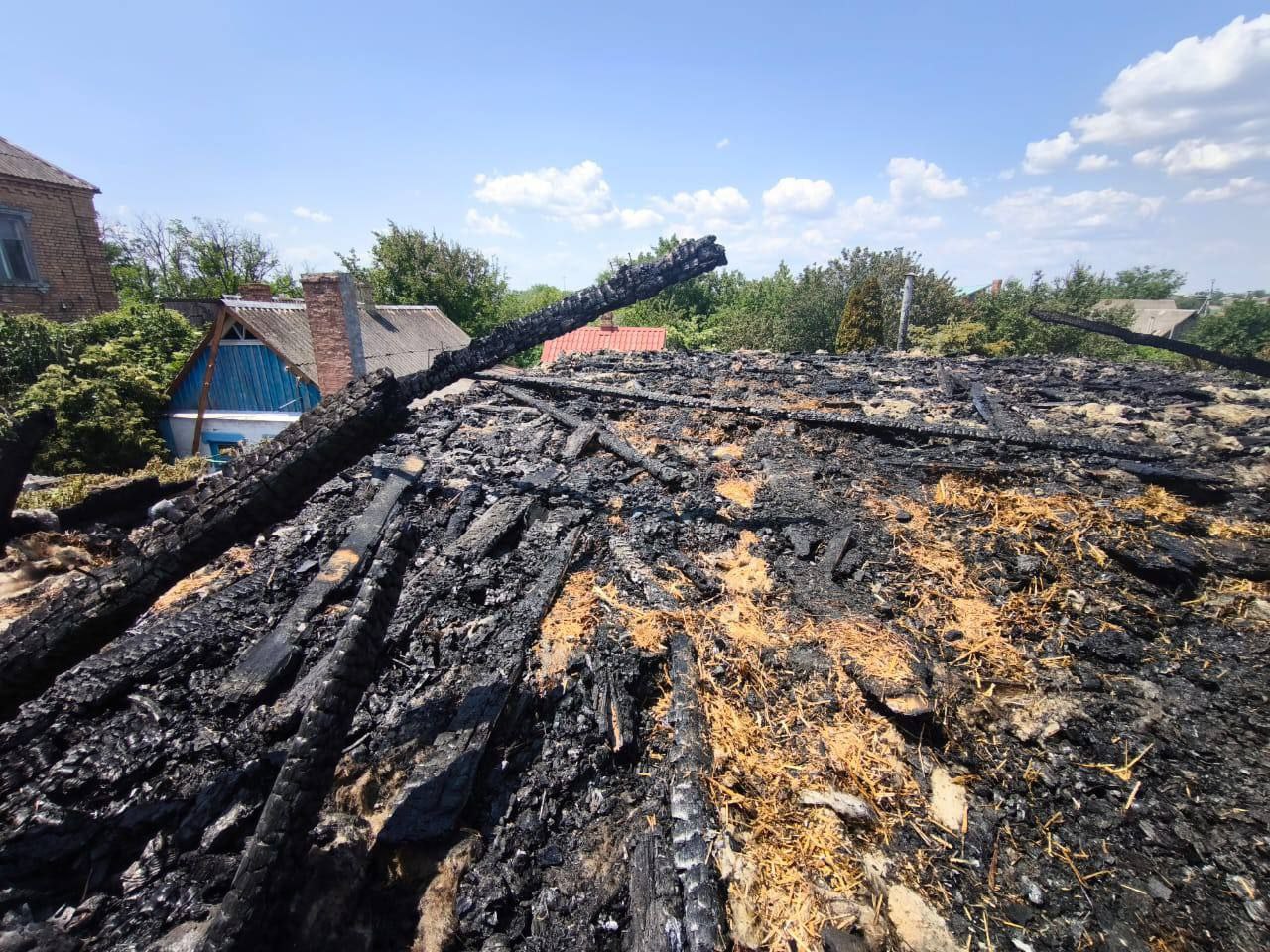 Згарище на одному з приватних подвірʼїв, атакованих росіянами