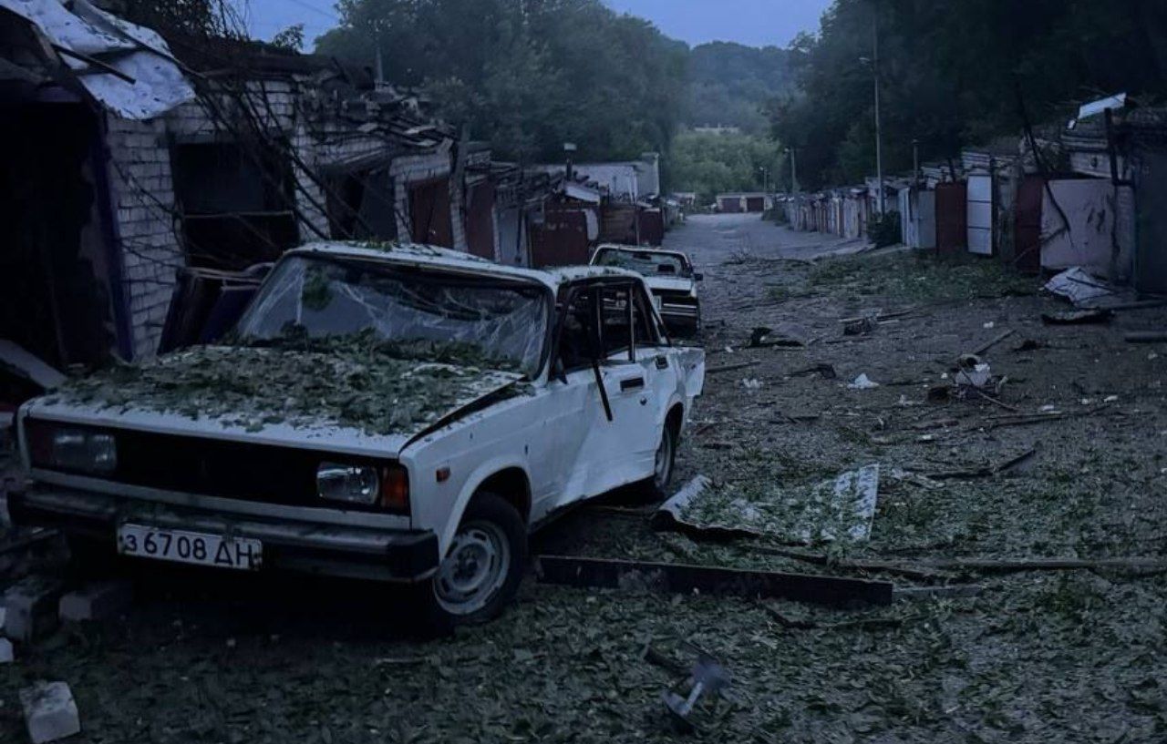 Пошкоджені декілька десятків гаражів та авто