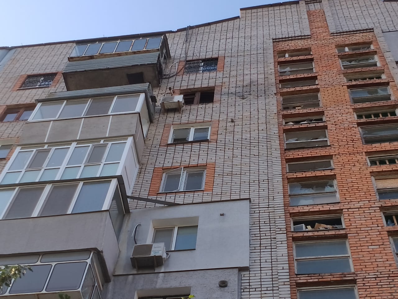 В одній з дев'ятиповерхівок Нікополя понівечило вікна внаслідок ворожого обстрілу