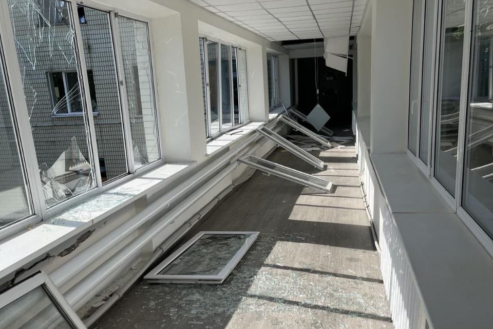 В одній з гімназій Павлограда через нічну атаку вибило віконні блоки 