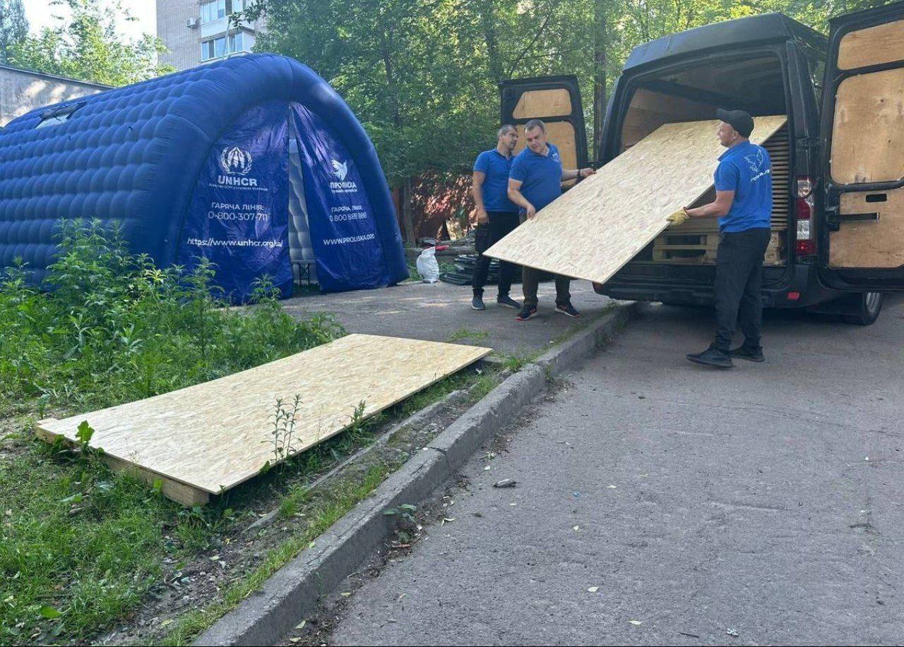 Благодійники видавали містянам будівельні матеріали, аби вони змогли тимчасово закрити понівечене
