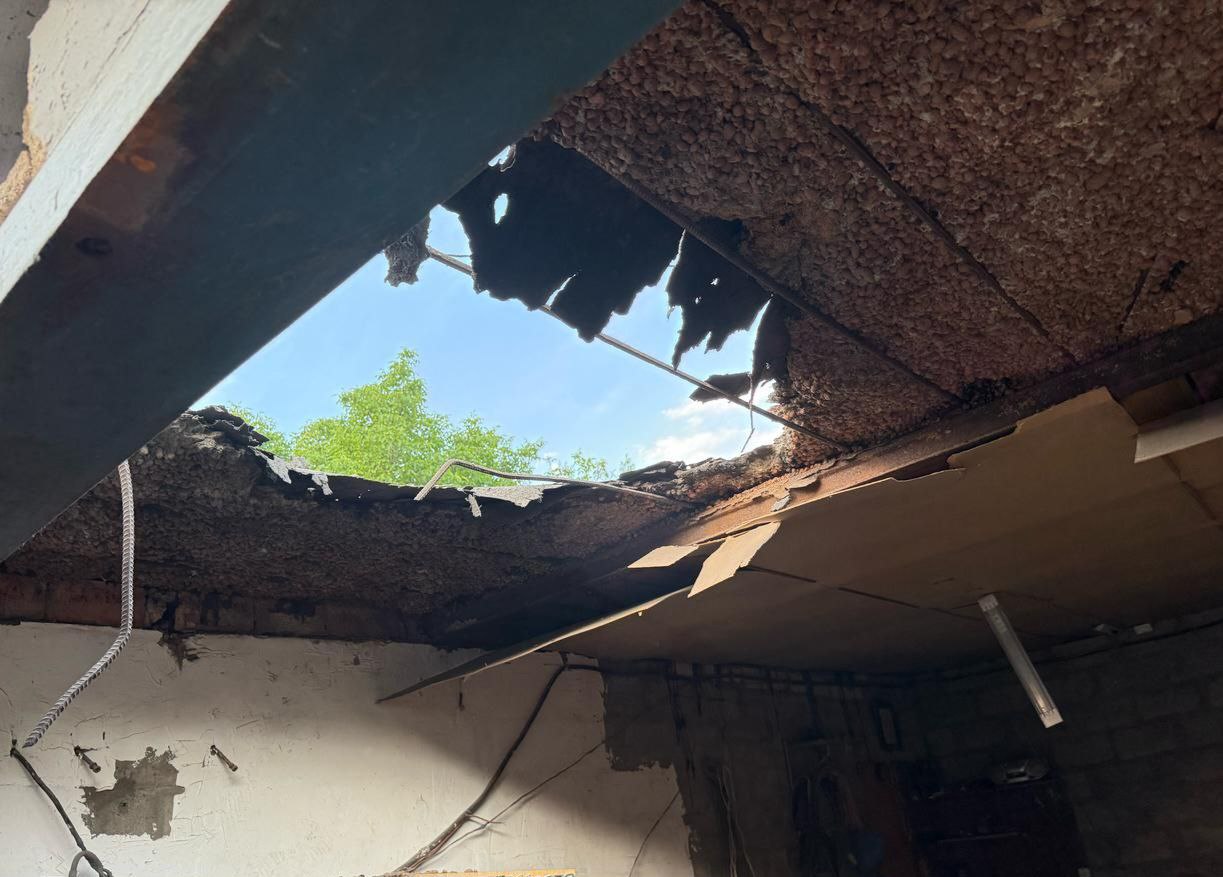 Проломлений дах у гаражі