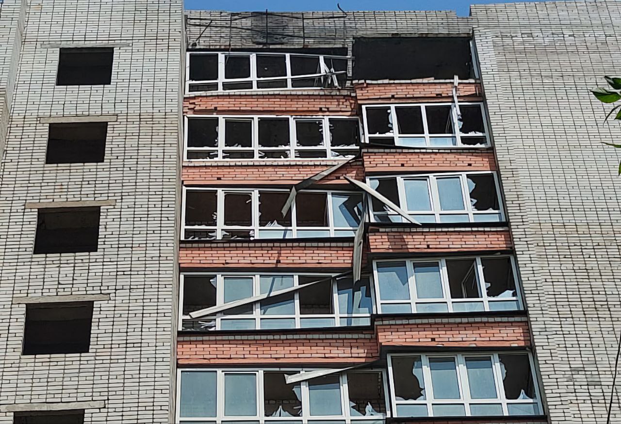 У багатоповерхівці потрощені вікна