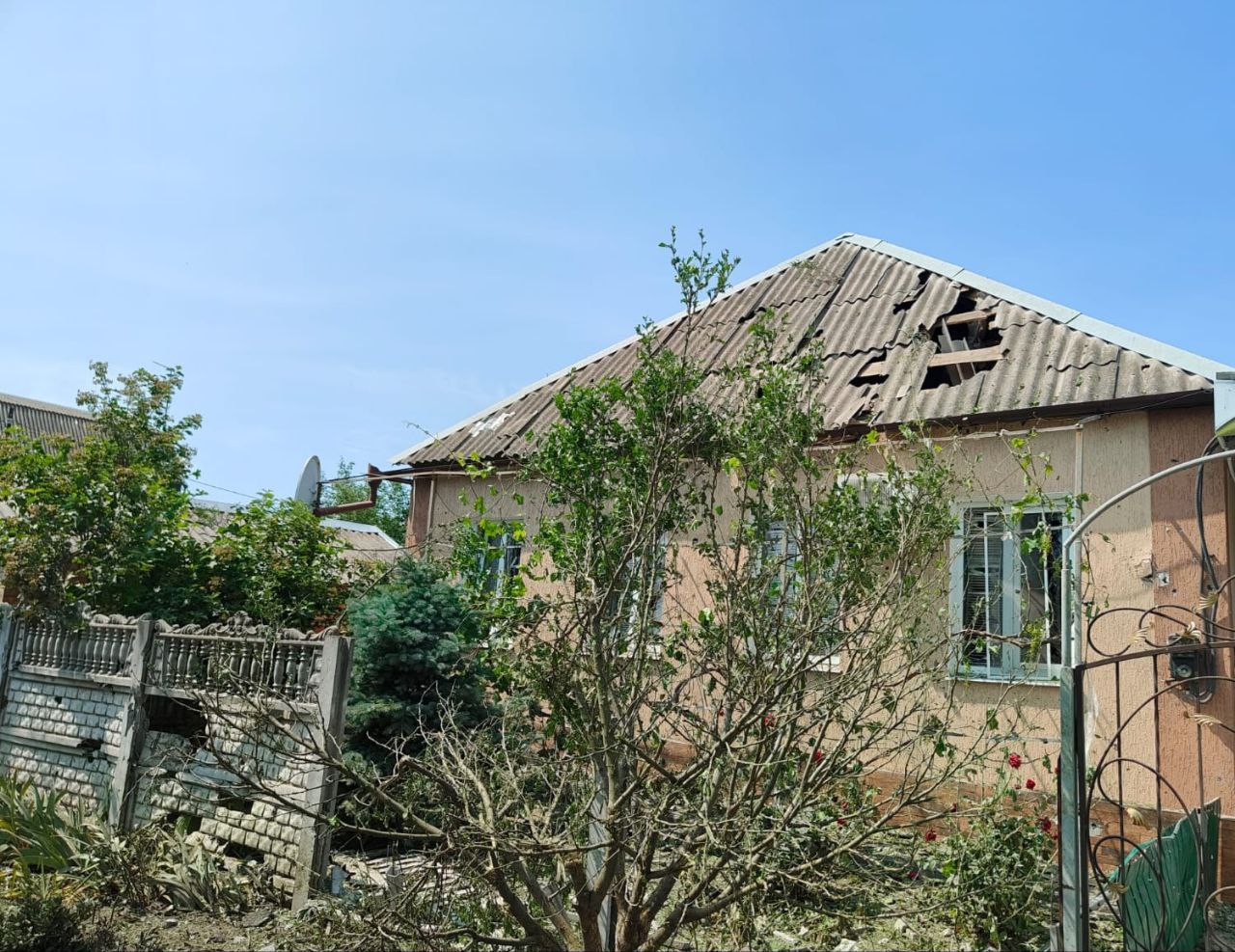 У приватній оселі побитий шифер на даху 