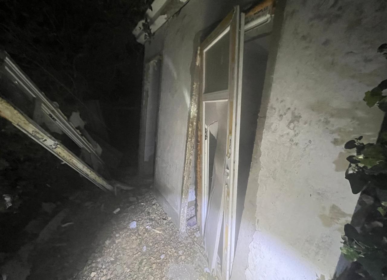 У будинку вивернуті віконні рами