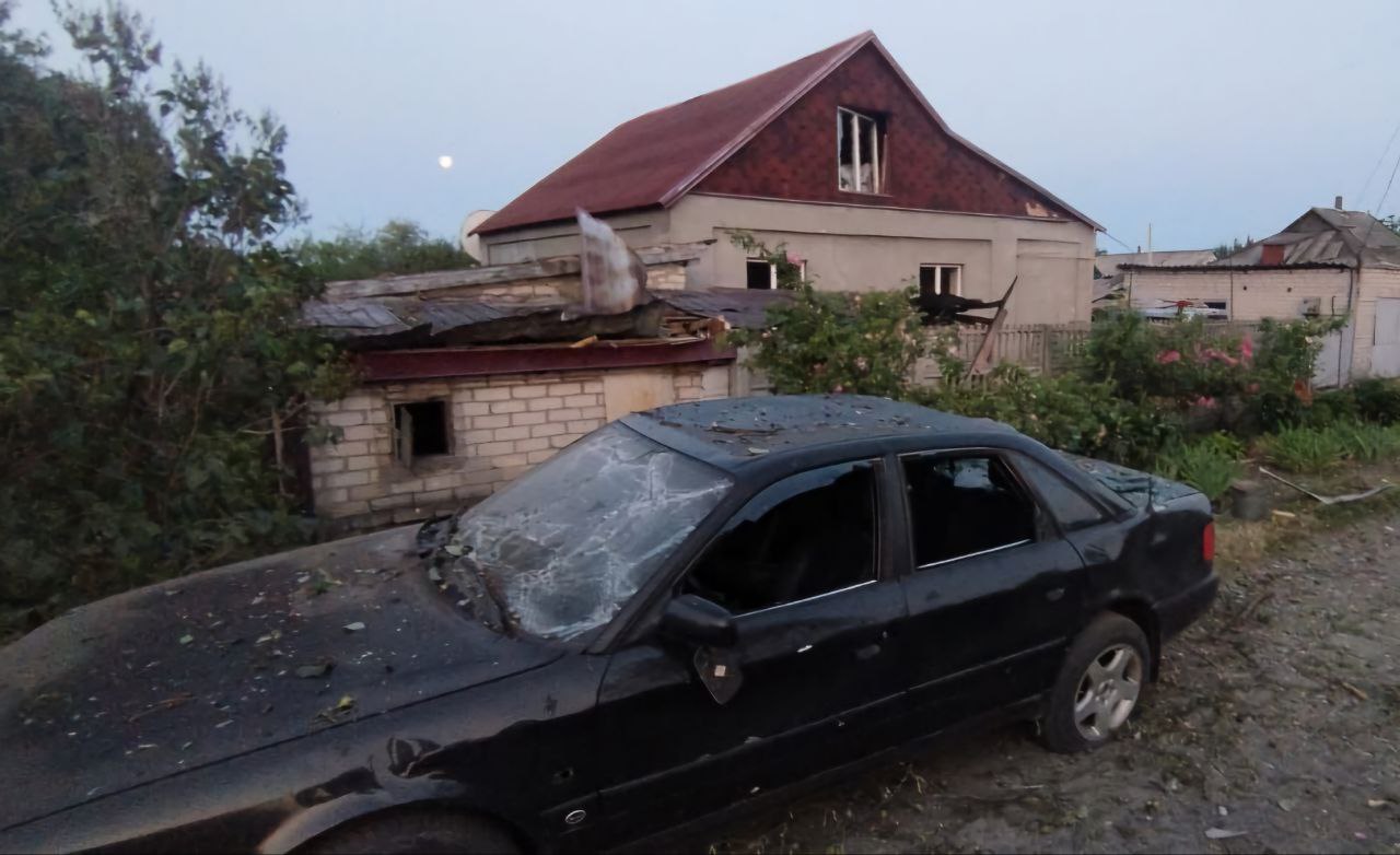 У будинку потрощені вікна, поряд - пошкоджена машина